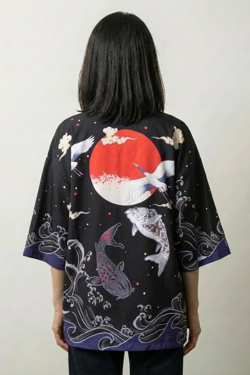 Chaqueta kimono para mujer Miyuki negra vista trasera sol rojo koi olas cielo estrellado streetwear japonés Ropa Japonesa