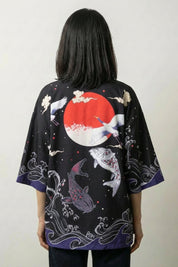 Chaqueta kimono para mujer Miyuki negra vista trasera sol rojo koi olas cielo estrellado streetwear japonés Ropa Japonesa