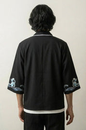 Kimono para caballero estampado Kanagawa Hokusai con motivo de la Gran Ola azul Prusia monte Fuji de algodón lino vista trasera mangas tres cuartos estilo streetwear japonés Ropa Japonesa