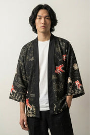 Kimono de playa para hombre Sadao con motivo de carpas koi rojas crisantemo blanco fuegos artificiales hanabi sobre fondo negro de algodón corte haori mangas tres cuartos streetwear japonés Ropa Japonesa