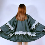 Una chaqueta creada en forma de kimono con motivos ondulados al estilo japonés