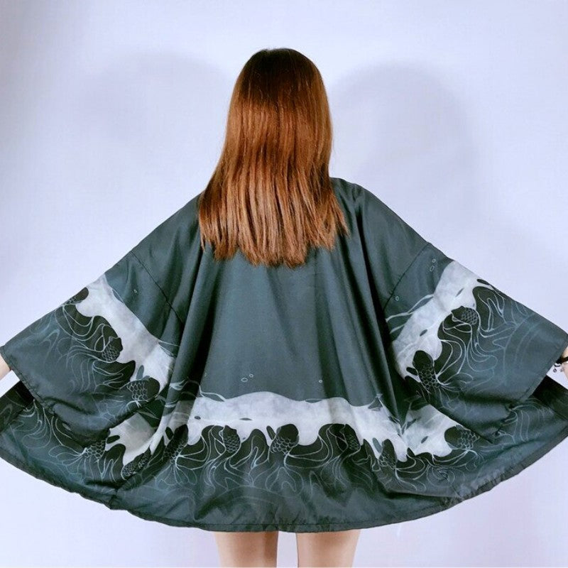 Una chaqueta creada en forma de kimono con motivos ondulados al estilo japonés