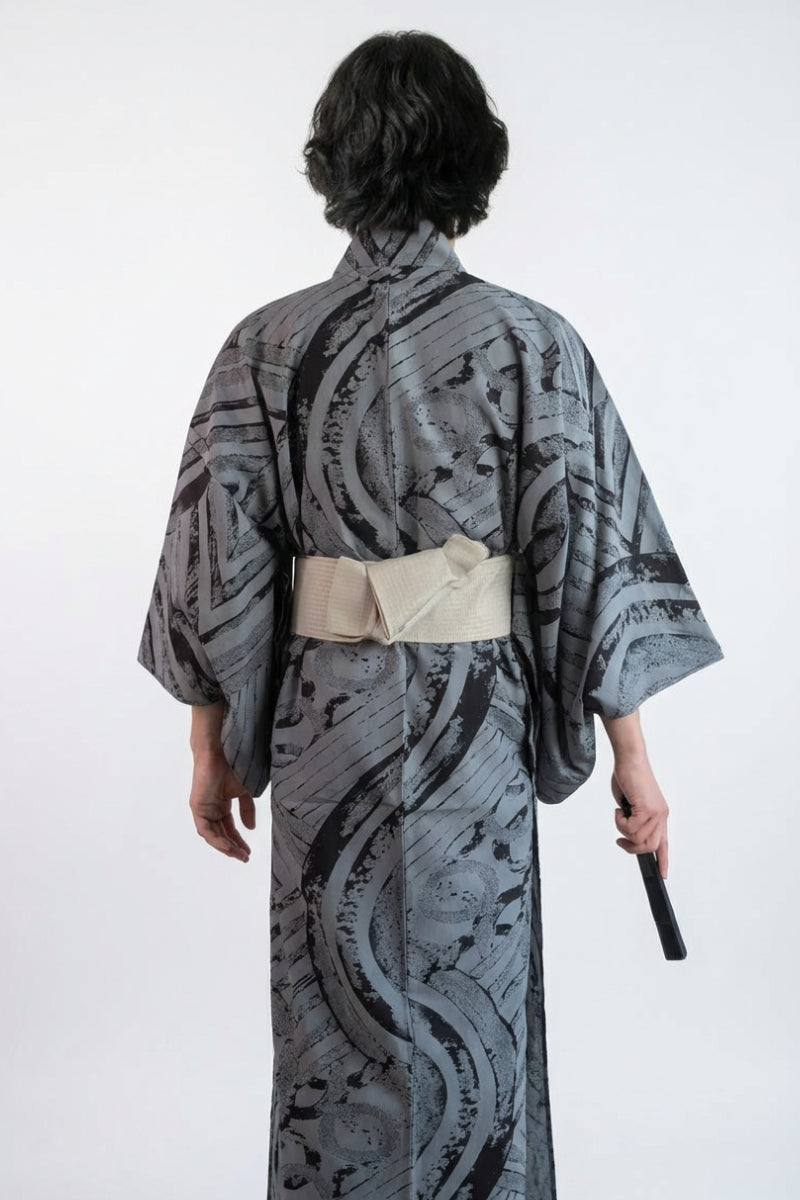 Kimono sumi-e hombre Suibokuga gris acero trazos de pincel tinta negra suibokuga arcos barrientes salpicaduras algodón obi gris vista trasera mangas anchas estilo streetwear japonés Ropa Japonesa