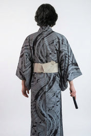 Kimono sumi-e hombre Suibokuga gris acero trazos de pincel tinta negra suibokuga arcos barrientes salpicaduras algodón obi gris vista trasera mangas anchas estilo streetwear japonés Ropa Japonesa