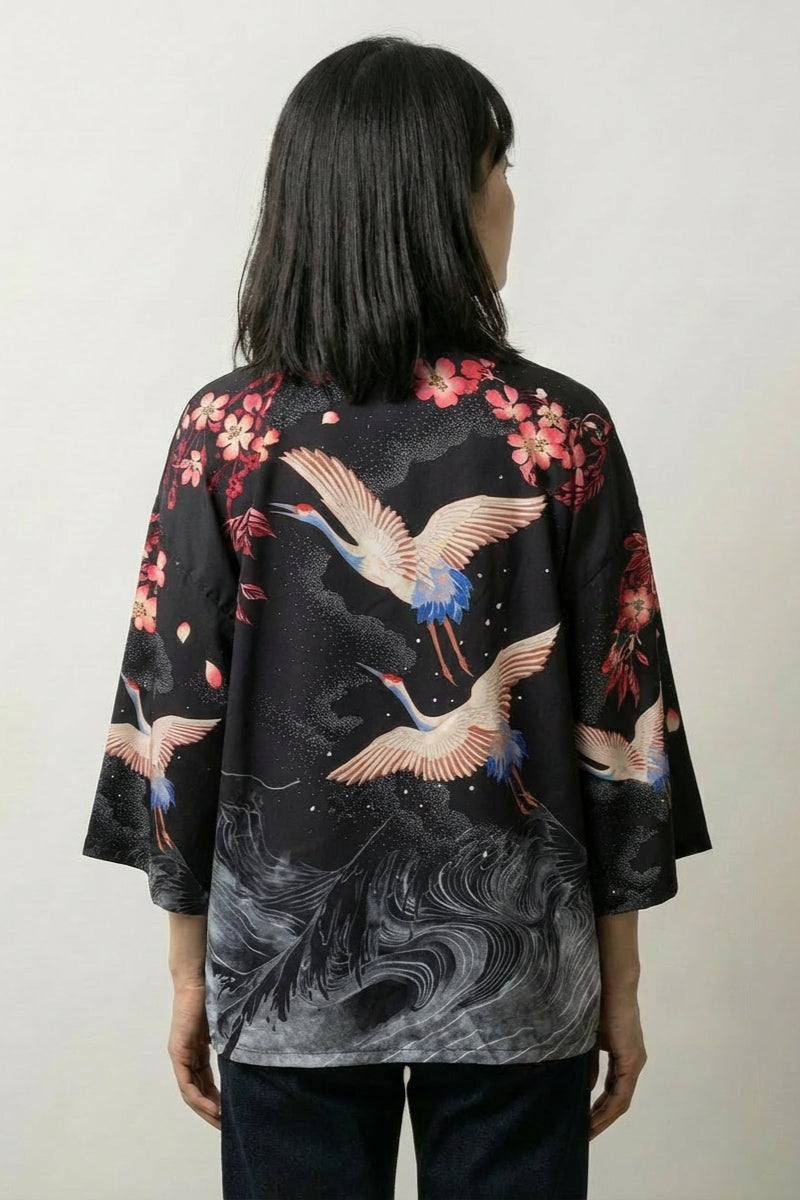 Chaqueta Kimono Mujer Harumi negra vista trasera grullas tsuru sakura streetwear japonés Ropa Japonesa