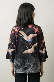 Chaqueta Kimono Mujer Harumi negra vista trasera grullas tsuru sakura streetwear japonés Ropa Japonesa