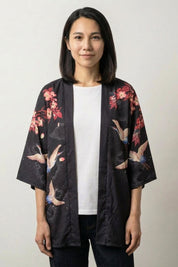 Chaqueta Kimono Mujer Harumi negra estampado de grullas y flores rojas corte corto abierto streetwear japonés Ropa Japonesa