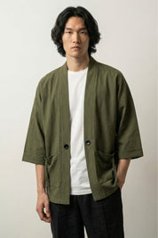 Kimono verde de hombre Yuudai caqui oliva de algodón corte haori mangas tres cuartos cuello abierto con botón estilo streetwear japonés Ropa Japonesa