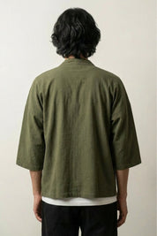Kimono verde de hombre Yuudai caqui oliva vista trasera de algodón haori mangas tres cuartos streetwear japonés Ropa Japonesa