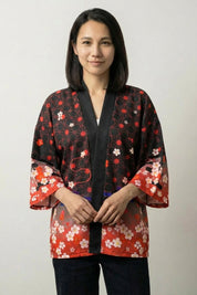 Kimono Kitsune Hirokomi Yubesa estampado de flores de cerezo sobre degradado de negro a rojo corte abierto streetwear japonés Ropa Japonesa