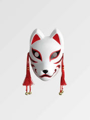 Máscara kitsune roja y blanca presentada de frente sobre fondo gris liso — zorro blanco con trazos rojos, borlas rojas y cascabeles dorados a los lados