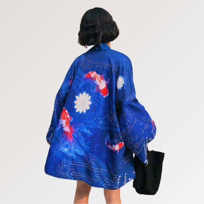 Kimono de pez koi con estampado de pez rey Ranchu y flores de loto