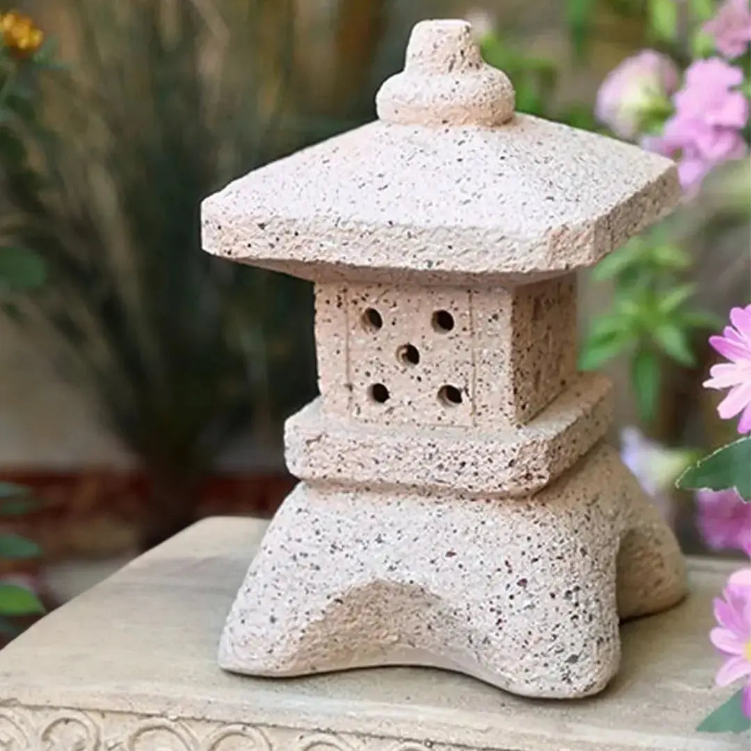 Linterna japonesa antigua tōrō de piedra beige rosada de textura bruta wabi-sabi Ropa Japonesa