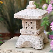 Linterna japonesa antigua tōrō de piedra beige rosada de textura bruta wabi-sabi Ropa Japonesa