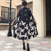 Un kimono largo para mujer con tejido ligero y estampado de grullas