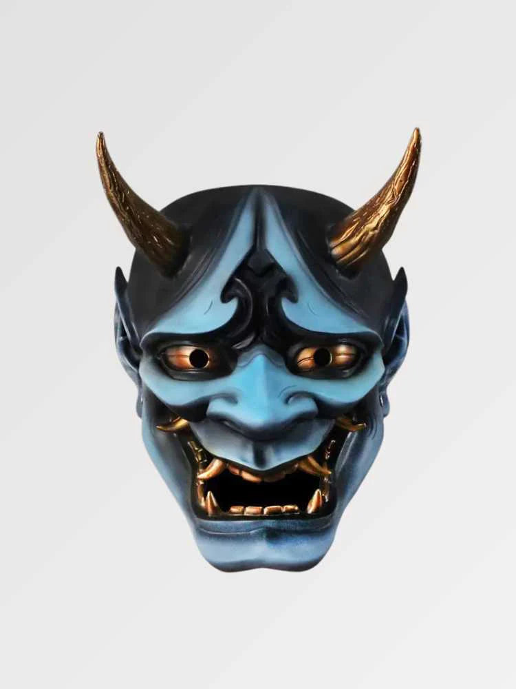 Máscara hannya azul presentada de frente sobre fondo gris liso — demonio azul con cuernos dorados, cejas fruncidas y boca abierta con colmillos
