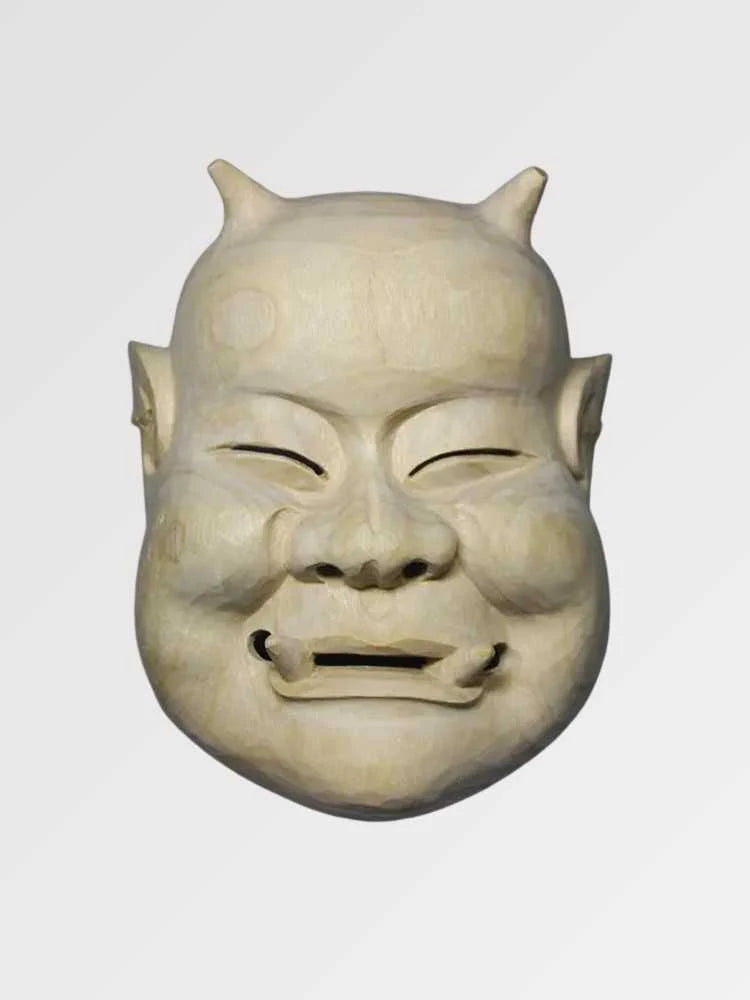 Máscara de nô beige presentada de frente sobre fondo gris liso — rostro anciano sonriente de ojos entornados, tono arena y modelado sobrio
