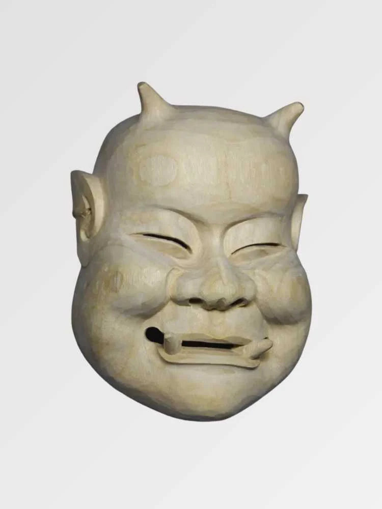 Máscara de nô beige vista de tres cuartos por detrás — rostro anciano sonriente de ojos entornados, tono arena y modelado sobrio, interior hueco visible