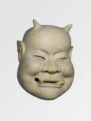 Máscara de nô beige vista de tres cuartos por detrás — rostro anciano sonriente de ojos entornados, tono arena y modelado sobrio, interior hueco visible