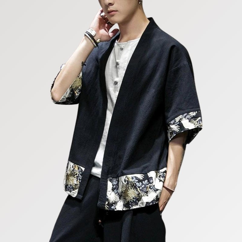 Una camisa kimono para hombre con motivos de grullas japonesas