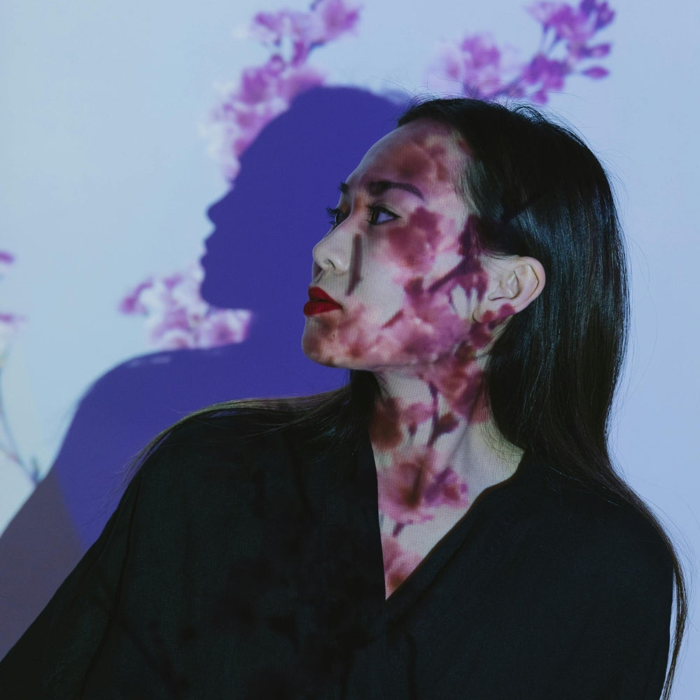 Mujer con proyección artística inspirada en la moda japonesa – Ropa Japonesa