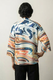 Chaqueta kimono moderna para hombre Kaito Edition vista trasera con motivo de mármol fluido remolinos naranja azul de algodón mangas tres cuartos streetwear japonés Ropa Japonesa