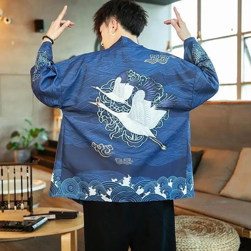 Chaqueta kimono azul marino con diseño de grullas coronadas y gran ola
