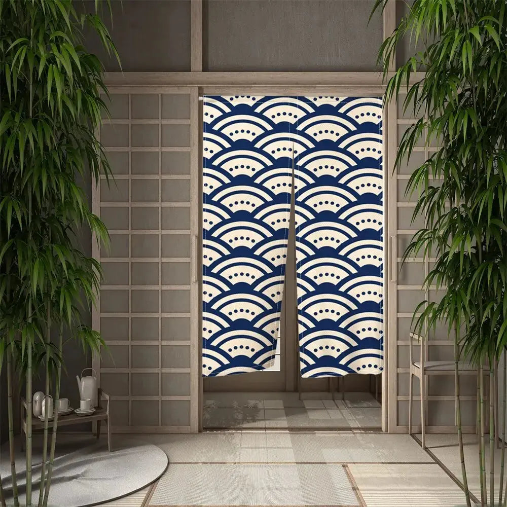 Noren japonés Heiwa con seigaiha minimalista en friso bajo sobre fondo blanco-crema impreso sobre poliéster Ropa Japonesa