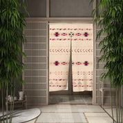 Noren japonés Hibiki con motivos sashiko en frisos geométricos rosa y teja sobre fondo beige impreso sobre poliéster Ropa Japonesa