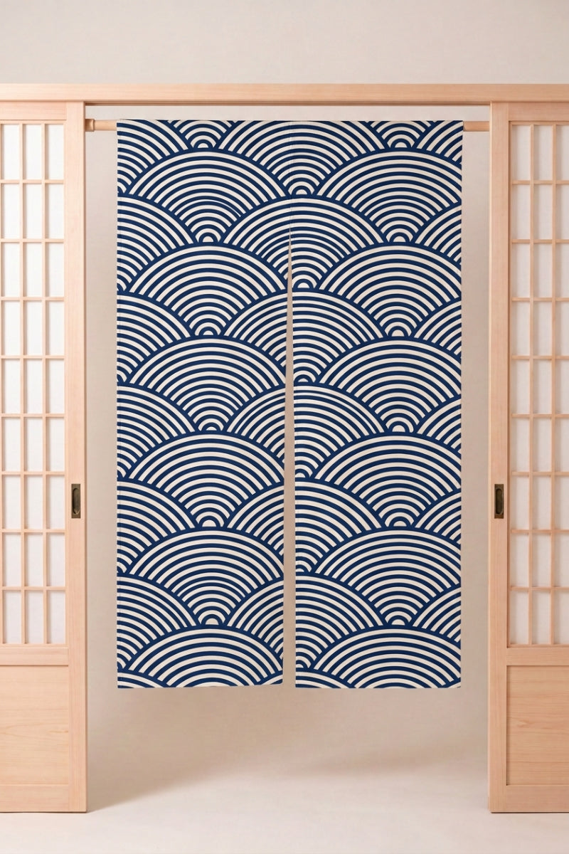 Noren japonés 'Jikan' colgado en una puerta de madera clara — abanicos de olas seigaiha azul marino encajados en arcos concéntricos sobre fondo claro