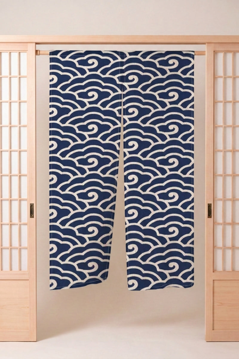 Noren japonés 'Kizuna' colgado en el marco de una puerta de madera clara — volutas de nubes blancas sobre fondo azul noche liso, dibujo amplio y regular