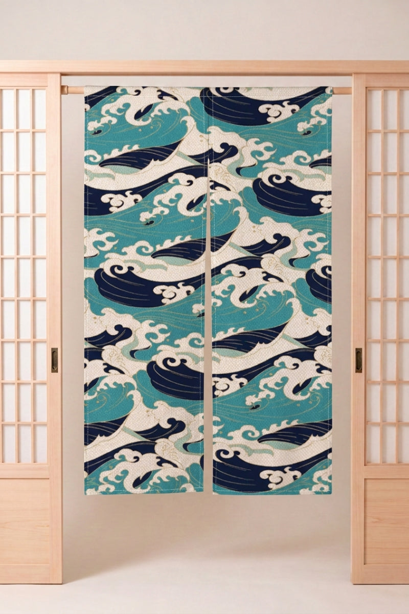 Noren japonés 'Kumo' colgado en el marco de una puerta de madera clara — olas turquesa y azul noche entrelazadas sobre fondo crema, motivo denso y colorido