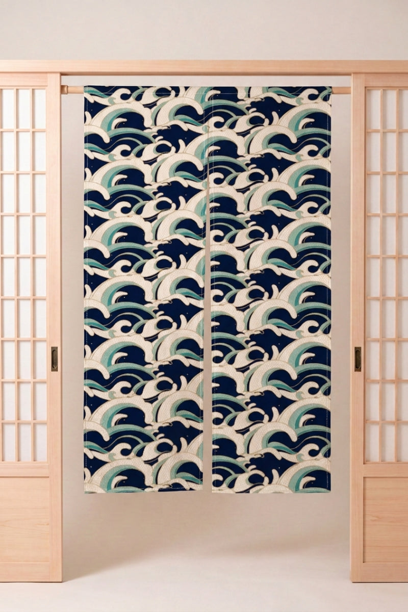 Noren japonés 'Okodara' colgado en el marco de una puerta de madera clara — olas azul marino con crestas verdes repetidas en filas apretadas sobre fondo crema