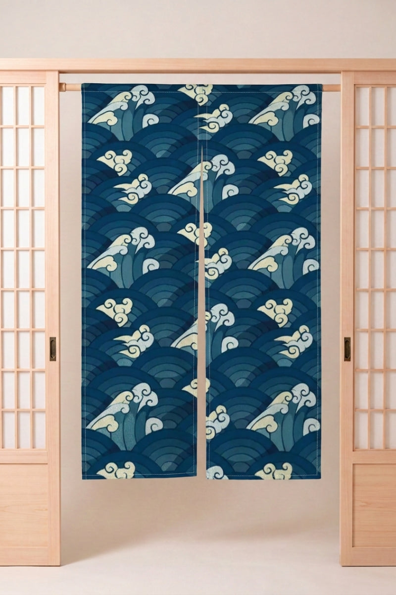 Noren japonés 'Setoko' colgado en el marco de una puerta de madera clara — crestas de espuma y salpicaduras blancas sobre fondo azul petróleo intenso