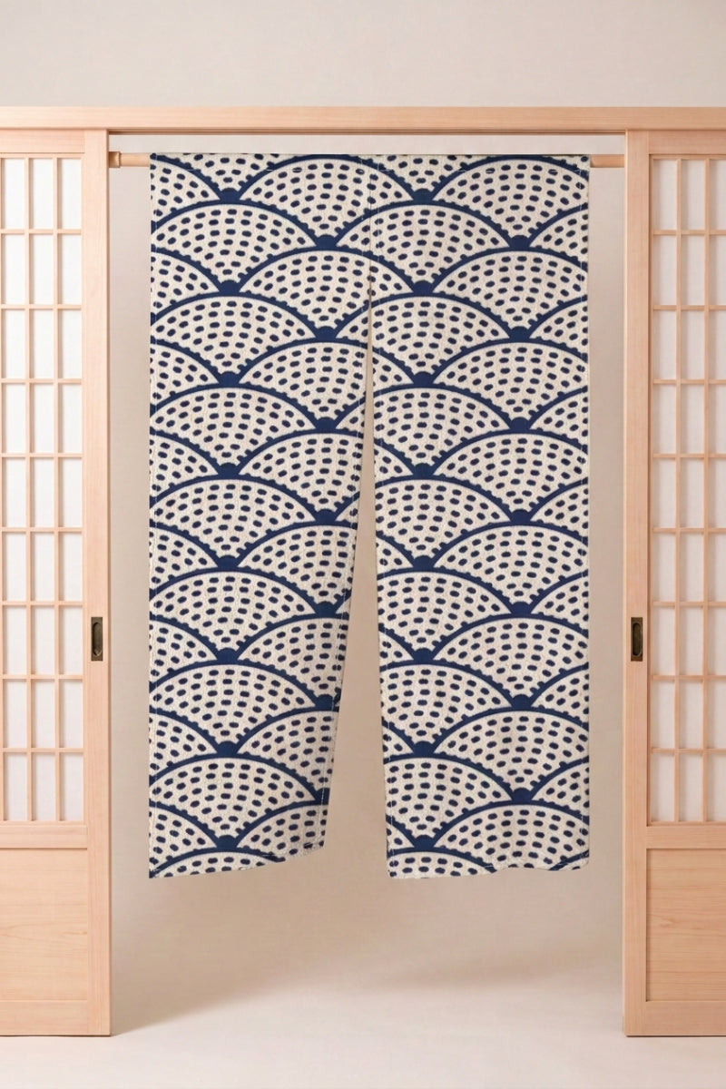 Noren japonés 'Shima' colgado en el marco de una puerta de madera clara — escamas seigaiha azul marino muy finas cubriendo toda la tela cruda