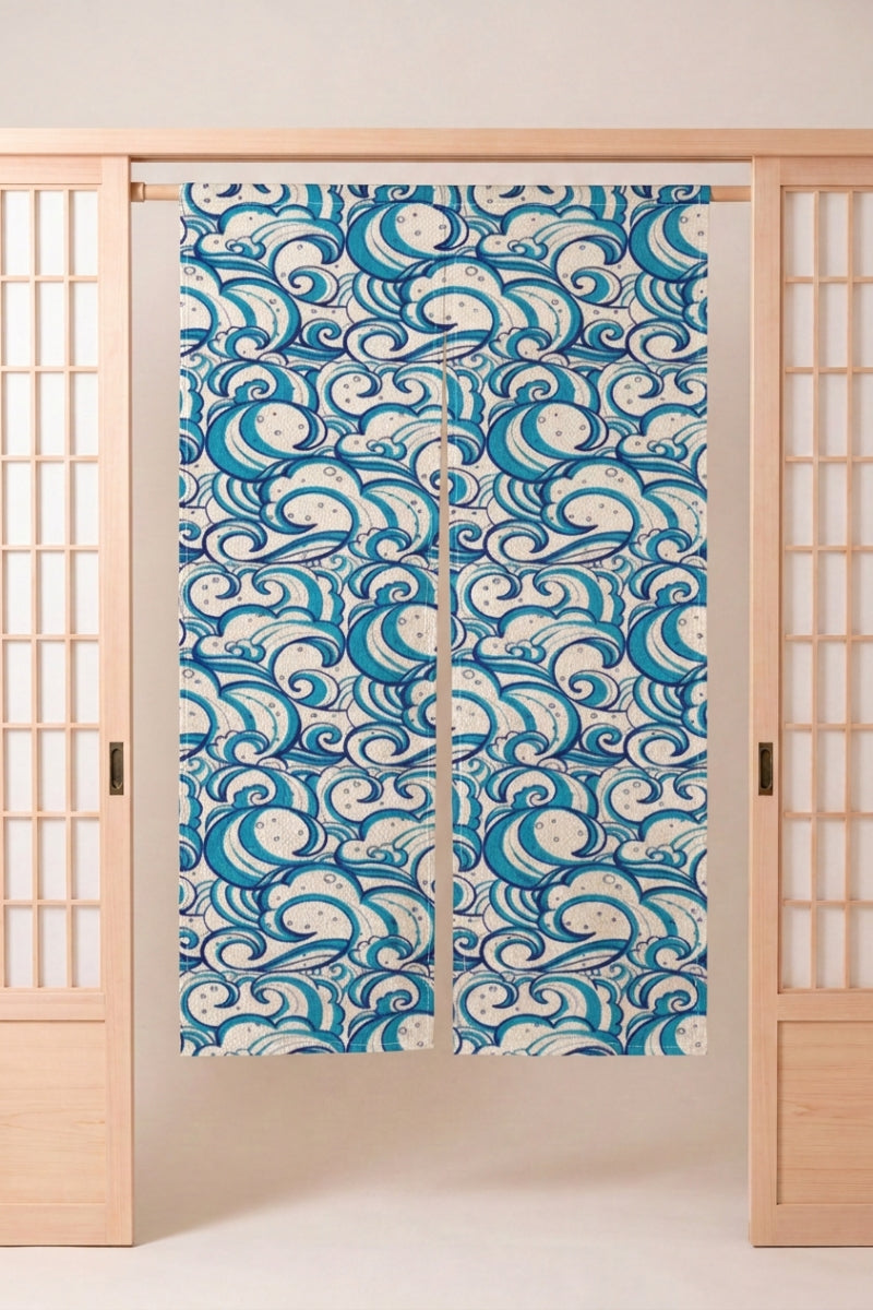 Noren japonés 'Tenshi' colgado en el marco de una puerta de madera clara — remolinos y rociones azul turquesa sobre fondo blanco, dibujo libre y aireado