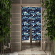 Noren japonés Tsubaki con olas estilizadas horizontales en bandas marino y blanco impreso sobre poliéster Ropa Japonesa
