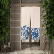 Noren japonés Tsubomi con olas azules concentradas en friso bajo sobre fondo blanco-crema impreso sobre poliéster Ropa Japonesa
