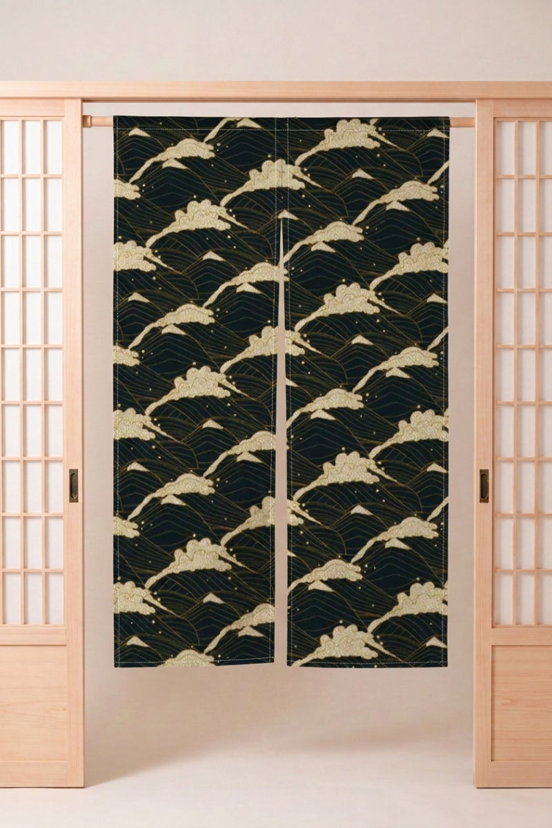 Noren japonés 'Tsuchi' colgado en el marco de una puerta de madera clara — ramas de pino doradas sobre fondo verde muy oscuro, motivo estirado en horizontal