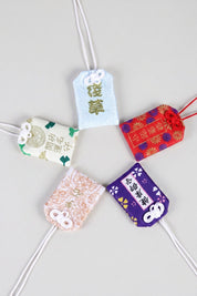 Amuletos omamori japoneses de la suerte, los doce diseños disponibles