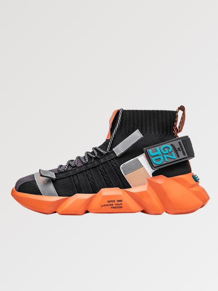 La zapatilla con plataforma naranja es un modelo especial para combinar con tu atuendo
