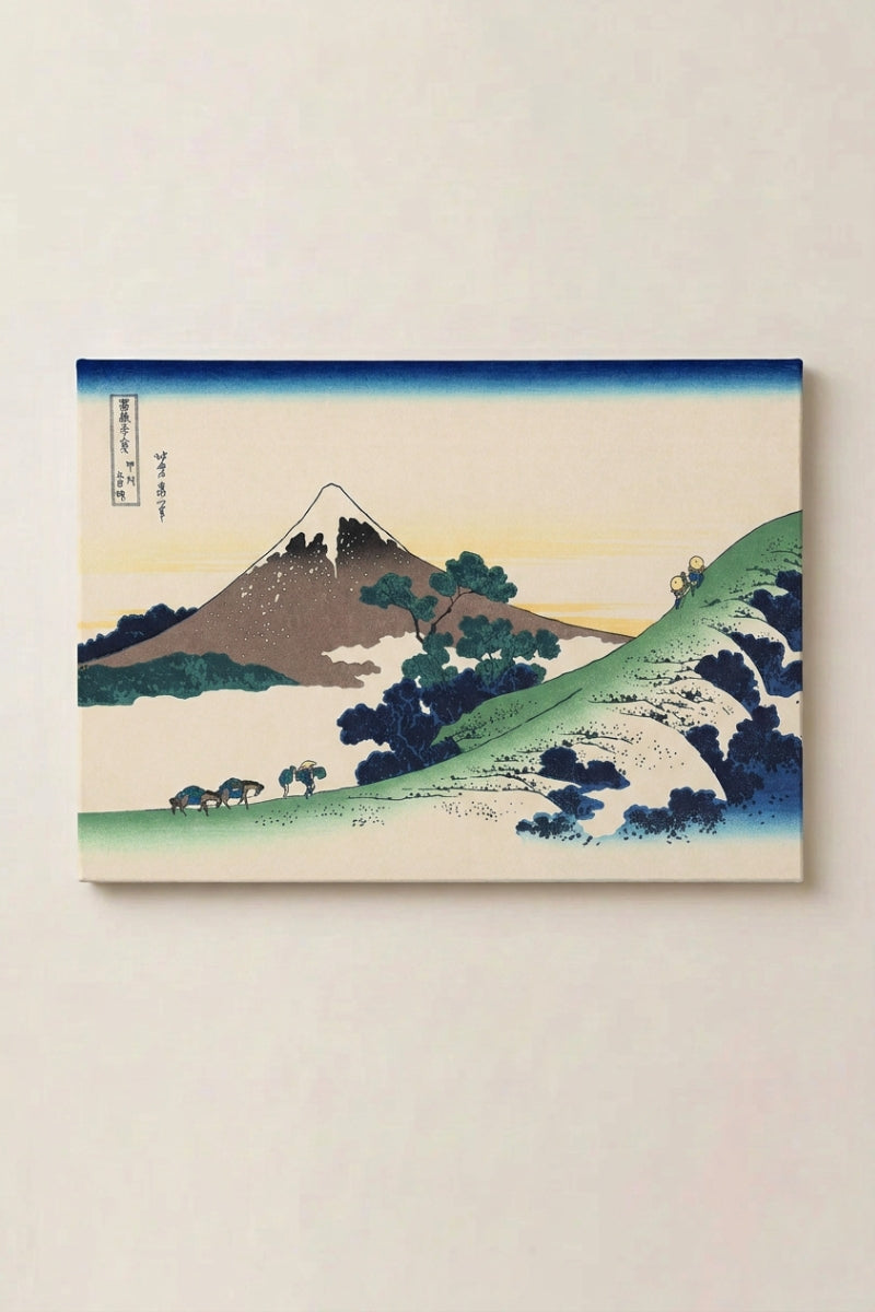 Grabado japonés 'Okami' presentado como panel enmarcado en una pared beige — monte Fuji marrón oscuro dominando crestas boscosas nevadas bajo un cielo degradado