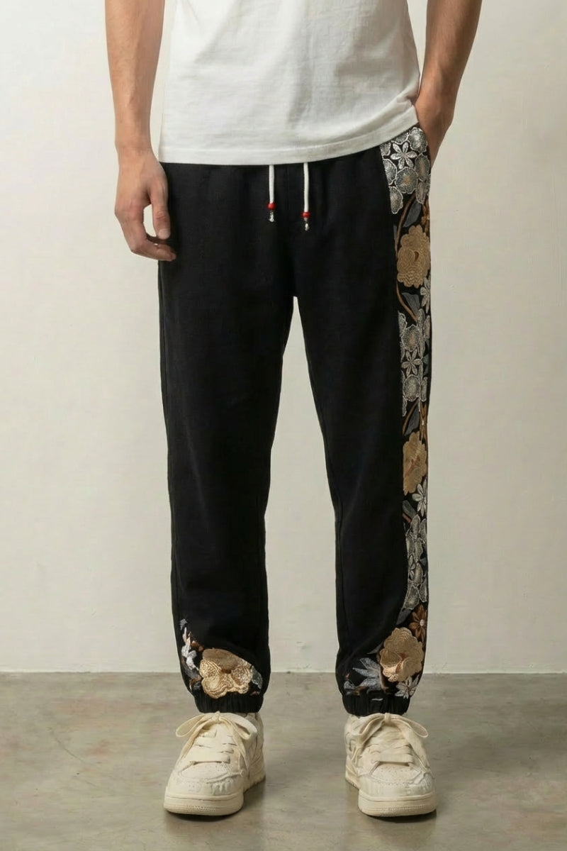 Pantalón japonés Sakura blanco crudo con inserto floral llevado sobre una camiseta blanca Ropa Japonesa