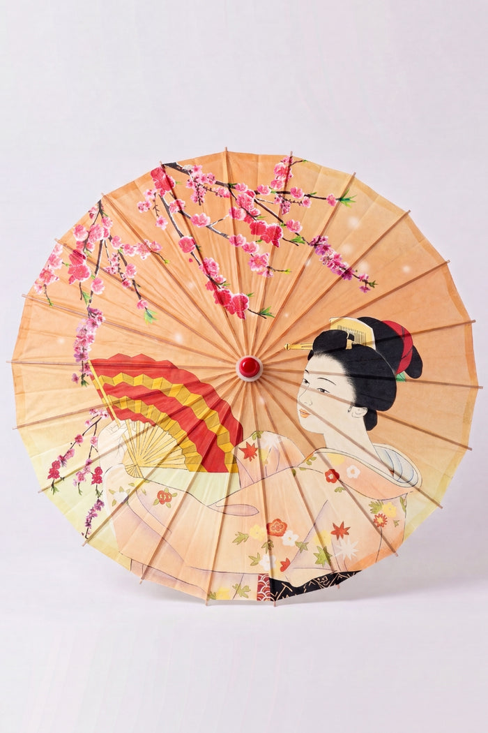 Sombrilla japonesa 'Kuki-Fan' vista desde arriba, abierta en plano — tela naranja sembrada de abanicos abiertos y una grulla en vuelo