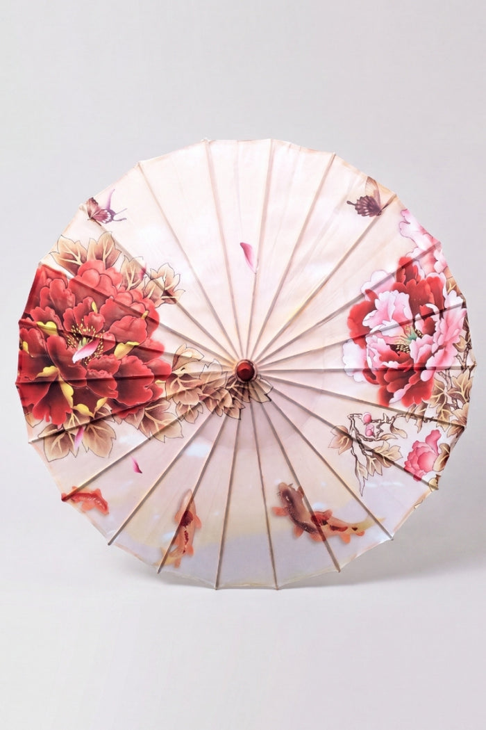 Sombrilla japonesa 'Blossom' vista desde arriba, abierta en plano — tela blanca con ramas de cerezo rosas que corren hacia el centro