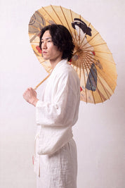 Sombrilla japonesa 'Take-Amino' abierta y sostenida por un modelo con kimono blanco — tela amarillo ocre con retrato de mujer en kimono al gusto de la estampa