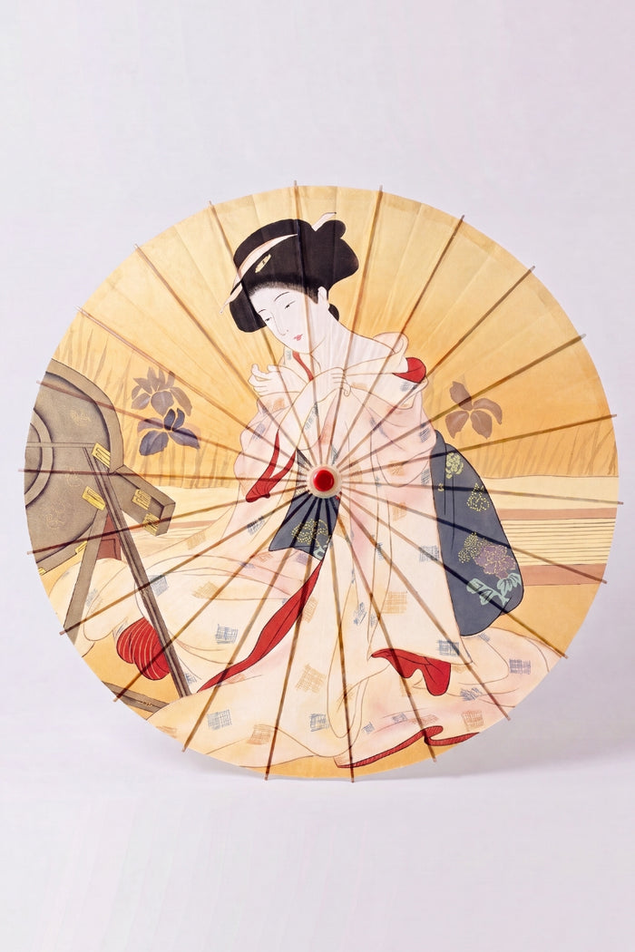 Sombrilla japonesa 'Take-Amino' vista desde arriba, abierta en plano — tela amarillo ocre con retrato de mujer en kimono al gusto de la estampa