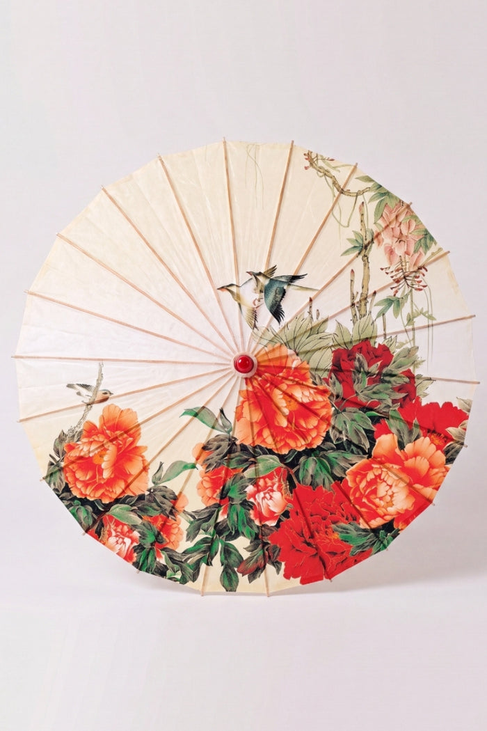 Sombrilla japonesa 'Asatsuyu' vista desde arriba, abierta en plano — tela crema con grandes flores naranjas y rojas, varillas que irradian desde el buje