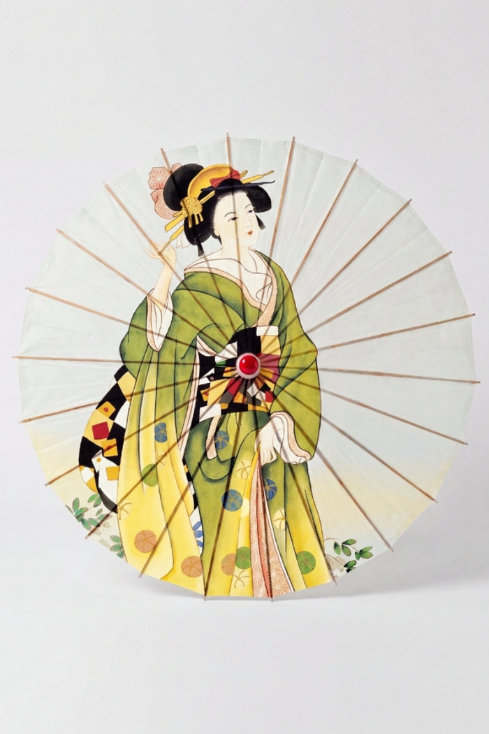 Sombrilla japonesa 'Kimiko' vista desde arriba, abierta en plano — tela verde oliva y amarilla con figuras de mujeres en kimono
