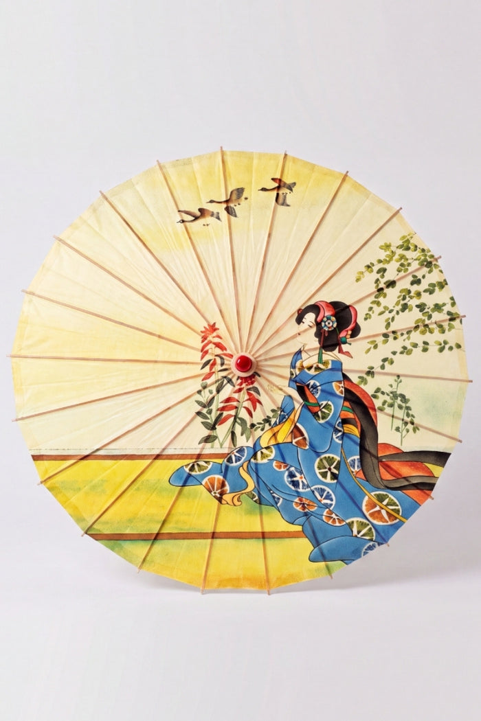Sombrilla japonesa 'Shojino' vista desde arriba, abierta en plano — tela amarilla y azul con figura de maiko y ramas en flor